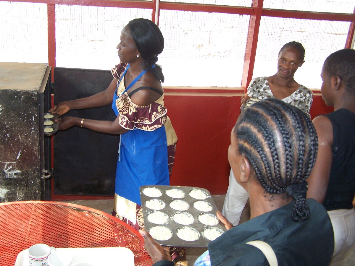 Liberia Muffins into Oven